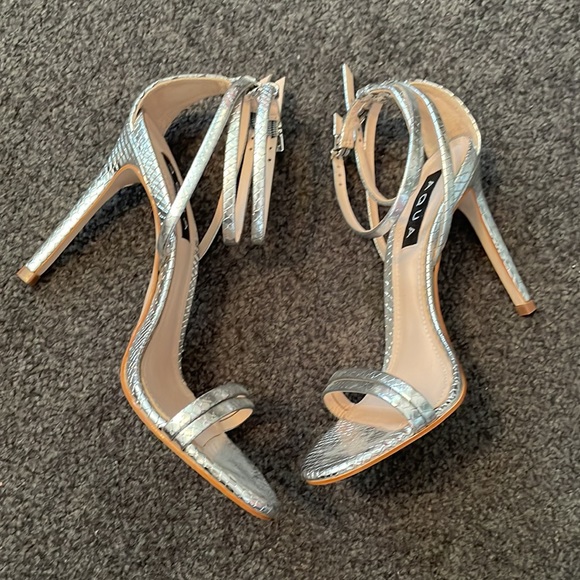 Aqua Silvana silver python embossed heels size 6 - Picture 6 of 10